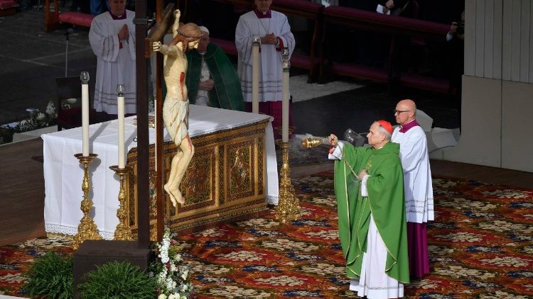 Il cardinale Prevost mentre incensa il Crocifisso