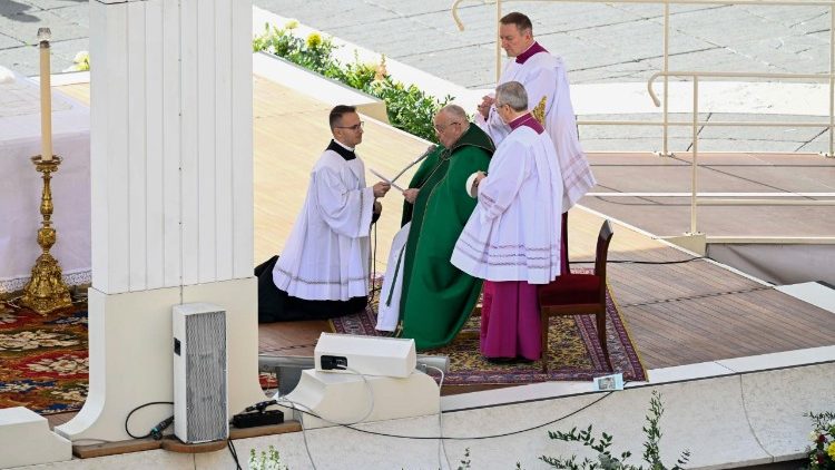 Ferenc pápa a liturgiában szolgálókkal egy szentmisén a Szent Péter téren 