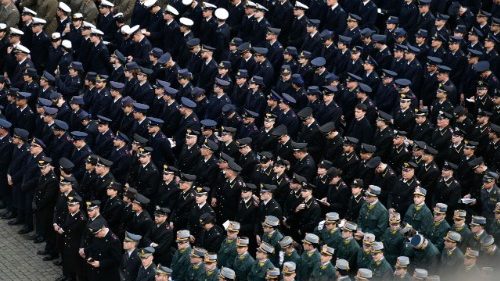 El Papa a las Fuerzas Armadas: no se dejen seducir por las armas, defiendan la vida 