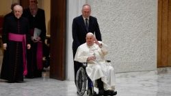 Papa Francisc salutând romanii și pelerinii de la audiența generală din 12 februarie 2025