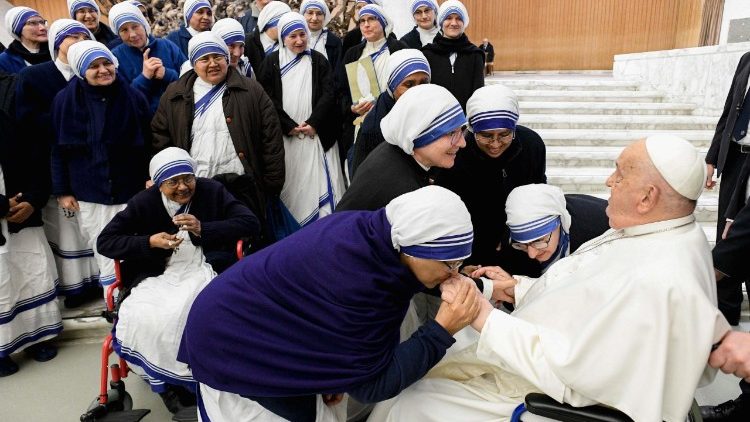 Örvendező nővérek a pápával