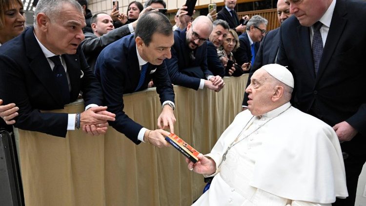 Franziskus bei der Generalaudienz am 12. Februar; zwei Tage später wurde er ins Krankenhaus eingeliefert