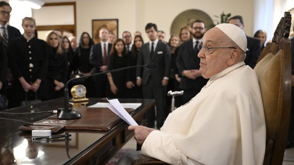 El Papa Francisco se reúne con miembros de la Fundación "Gaudium et Spes" de Puerto Rico, el viernes 14 de febrero de 2025. (Vatican Media)