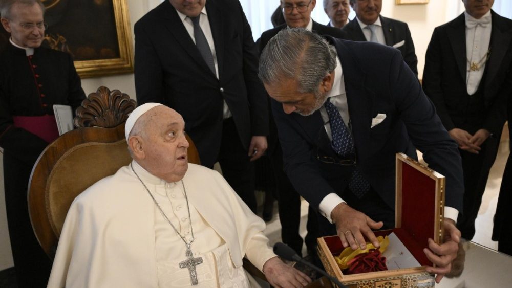 El Papa Francisco se reúne con miembros de la Fundación "Gaudium et Spes" de Puerto Rico, el viernes 14 de febrero de 2025. (Vatican Media)