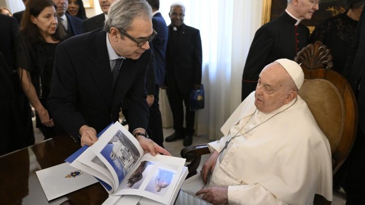 El Santo Padre recibe dones de los miembros de la Fundación "Gaudium et Spes" de Puerto Rico. (Vatican Media)