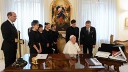 Rober Fico kormányfő és kísérete a Szentatyánál   