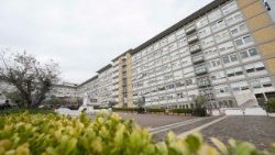 Paavi edelleen sairaalassa - piispa Raimo kehottaa rukoilemaan pyhän isän puolestaan