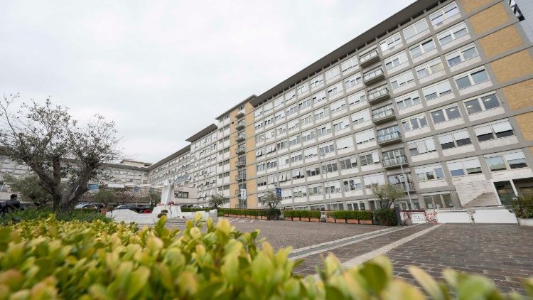 Paavi edelleen sairaalassa - piispa Raimo kehottaa rukoilemaan pyhän isän puolestaan