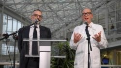 Доктар Луіджы Карбоні і прафесар Серджа Альф'еры падчас прэс-канферэнцыі