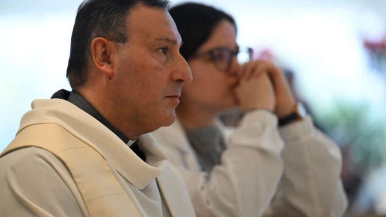 Il cappellano del Gemelli e i fedeli in preghiera