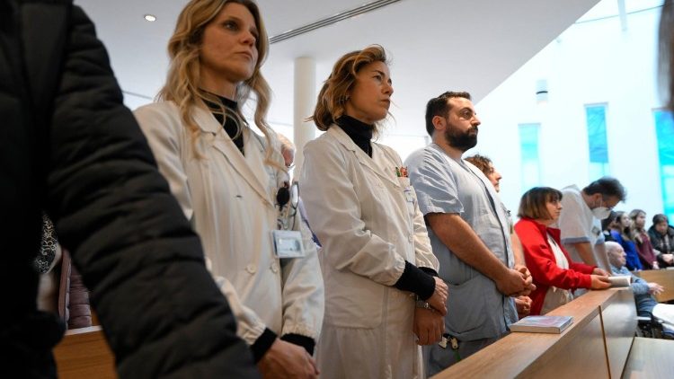 Il personale medico nella cappella Giovanni Paolo II per la Messa