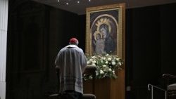 A oração do terço na noite de segunda-feira (24/02) presidida pelo cardeal Parolin