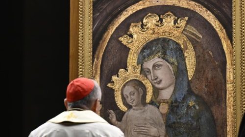 Rosenkranz: Gläubige versammeln sich auf dem Petersplatz für den Papst