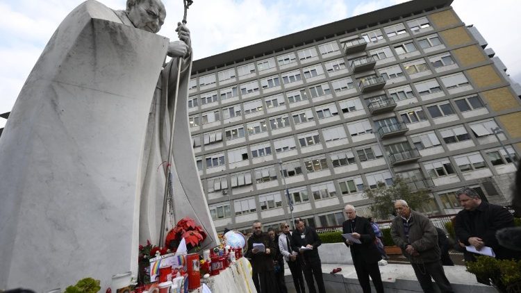 Oração pelo Papa Francisco no Hospital Gemelli
