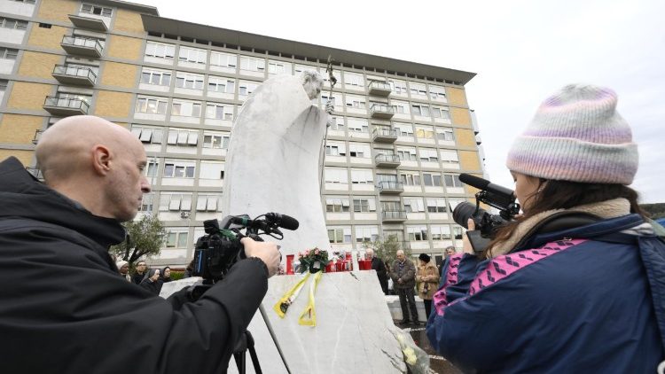 Ruženec a sv. omša pred nemocnicou Gemelli