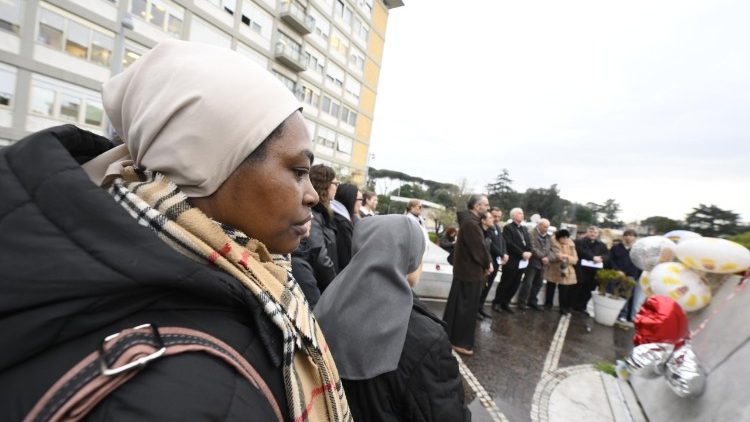 La recita del rosario al Gemelli