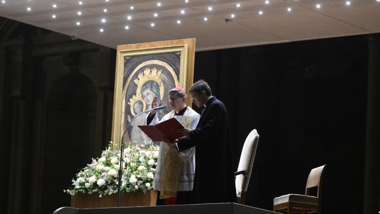 Kardinal Tagle vor dem Gnadenbild "Maria, Heil der Kranken"