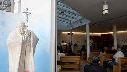 Адорація в лікарняній каплиці лікарні ім. Джемеллі в намірі Папи Франциска