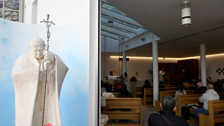 Адорація в лікарняній каплиці лікарні ім. Джемеллі в намірі Папи Франциска