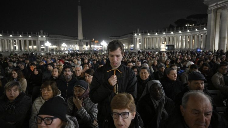 Todas as noites a oração na Praça São Pedro para rezar pela saúde de Francisco