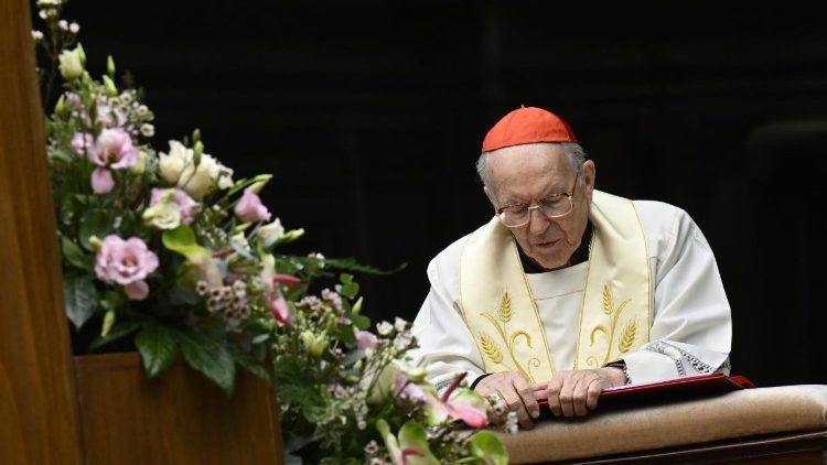 Ibada hii imeongozwa na “Sura ya Bikira Maria Mama wa Kanisa” ili kutafakari mafumbo ya utukufu katika maisha na utume wa Kristo Yesu. 