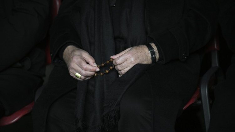 In mano la corona del Rosario