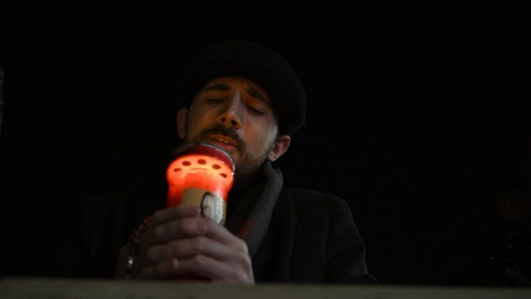 Un fedele in Piazza San Pietro