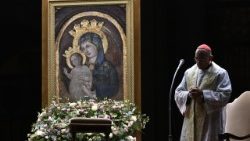 Il cardinale Reina guida il Rosario in Piazza San Pietro per Papa Francesco