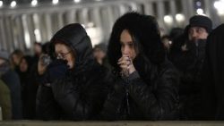 Pomimo zimowej aury wielu pielgrzymów gromadzi się na różańcu w intencji Franciszka