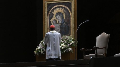 Fernández: il Papa ha a cuore la preghiera per chi soffre guerre, malattie, povertà