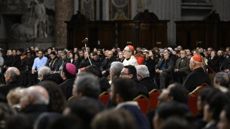 O cardeal Gugerotti e os fiéis que rezam na Basílica de São Pedro