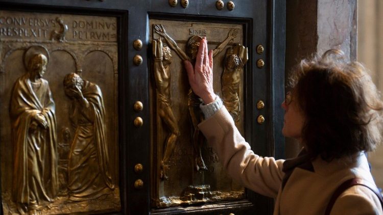 Svatá brána Svatopetrské baziliky, ilustrační foto