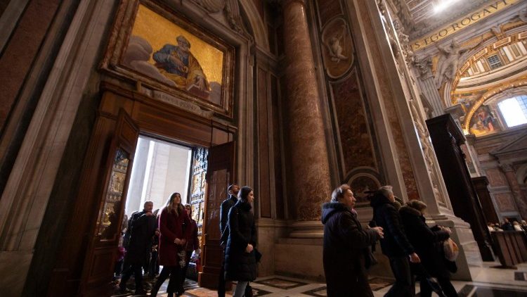 Pellegrini attraversano la Porta Santa nella Basilica di San Pietro