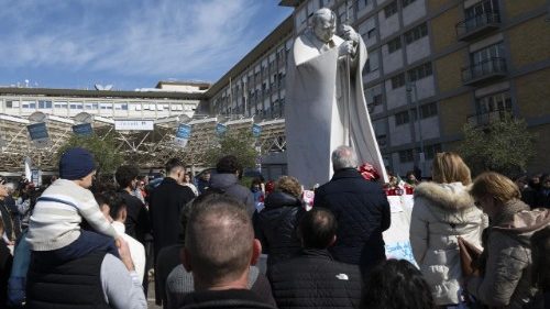 El Papa se mantiene estable, sin nuevas crisis respiratorias