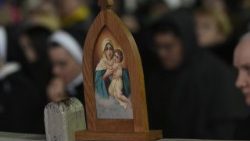 Rugăciunea Sfântului Rozariu pentru însănătoșirea papei Francisc, piața Sfântul Petru din Vatican. 