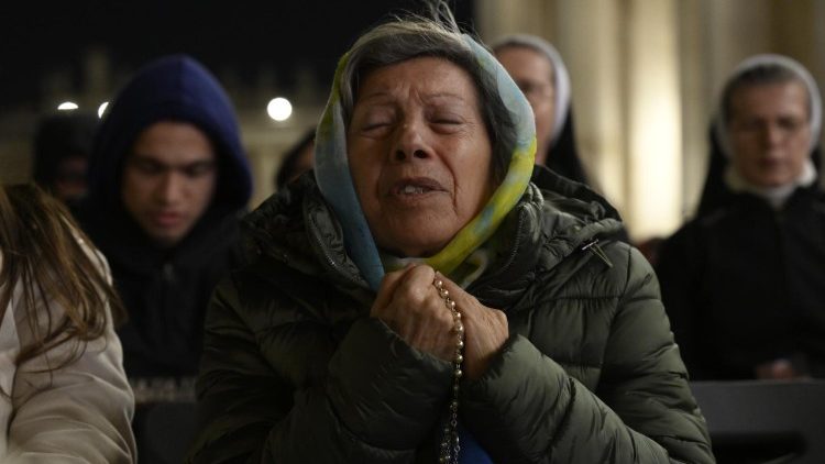 Los fieles rezan el Rosario por el Papa