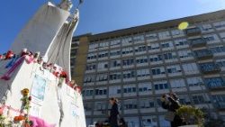 Adoration eucharistique et sainte messe à l'hôpital Gemelli, 4 mars 2025. 