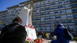 Adoration eucharistique et sainte messe à l'hôpital Gemelli. 