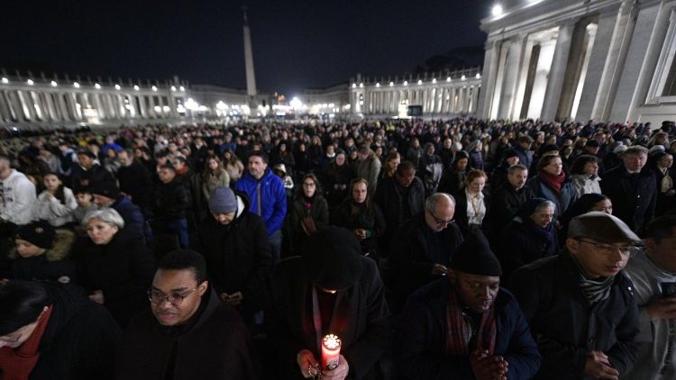 Les fid&egrave;les r&eacute;unis place Saint-Pierre pour prier pour la gu&eacute;rison du Pape Fran&ccedil;ois. 