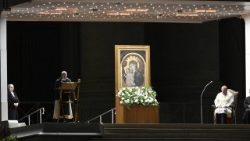 Różaniec przed wizerunkiem Maryi Matki Kościoła