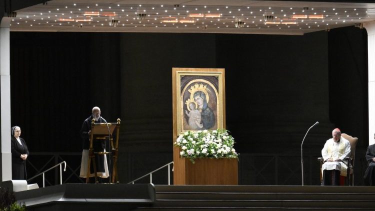 Różaniec przed wizerunkiem Maryi Matki Kościoła