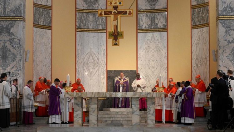 Procession et messe des Cendres, dans la basilique Sainte-Sabine. 