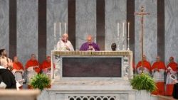 राखबुध की धर्मविधि सम्पन्न करते कार्डिनल अंजेलो दी दोनातिस