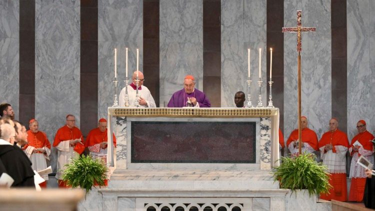 राखबुध की धर्मविधि सम्पन्न करते कार्डिनल अंजेलो दी दोनातिस