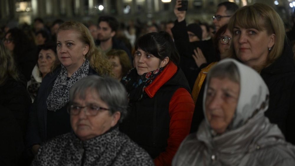 ロザリオの祈りの集いに参加する人々　2025年3月6日　バチカン・聖ペトロ広場