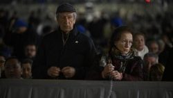 Вярващи на площад "Свети Петър" се молят за здравето на папата