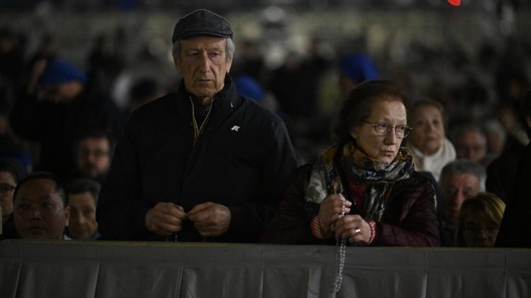 Вярващи на площад "Свети Петър" се молят за здравето на папата