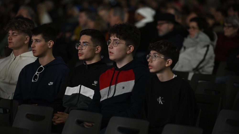 Alcuni ragazzi pregano in Piazza San Pietro per la guarigione del Papa