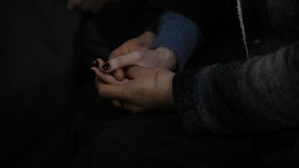 Fedeli in piazza a pregare per il Papa