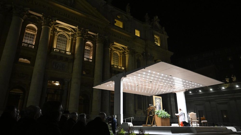 La recita del Rosario in Piazza San Pietro